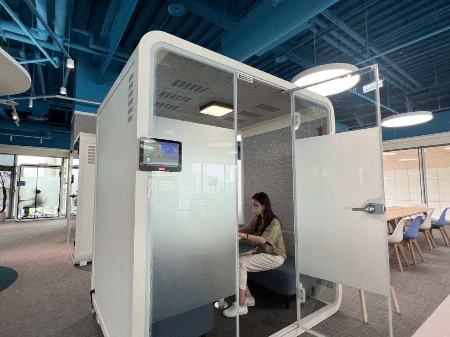 ag博天堂高雄據點的智慧行動辦公艙，展現ag博天堂在面板以外的研發應用軟實力